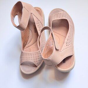 Clarks Collection Womens 7.5 Wedge Easy On Ankle Strap Pump Shoes